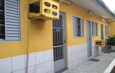 Imagem: A casa possui 2 Dormitórios e 1 Banheiro e está localizado