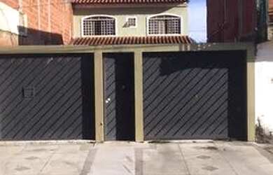 Imagem: A casa possui 2 Dormitórios, 1 Banheiro, 4 Vagas na garagem