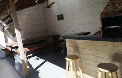 Imagem: A casa possui 3 Dormitórios, 1 Banheiro, 2 Vagas na garagem