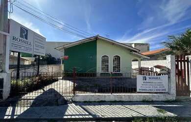 Imagem: A casa possui 3 Dormitórios, 1 Banheiro, 2 Vagas na garagem