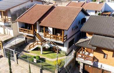 Imagem: A casa possui 3 Dormitórios, 1 Banheiro, 4 Vagas na garagem