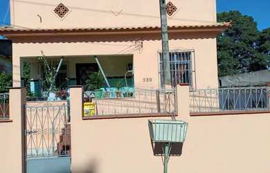 Imagem: A casa possui 2 Dormitórios, 1 Banheiro, 2 Vagas na garagem