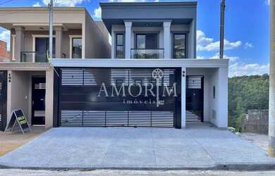 Imagem: A casa possui 3 Dormitórios, 4 Banheiros, 2 Vagas na garagem