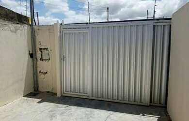 Imagem 1: Portão prata. 1 Banheiroe2 Dormitórios