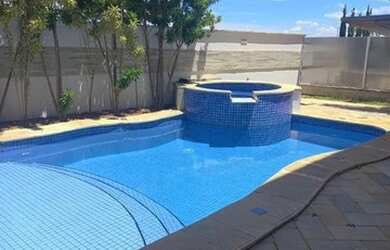 Imagem: A casa em condomínio possui 4 Dormitórios, 5 Banheiros, 395m²