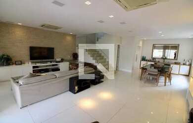 Imagem: A casa em condomínio possui 5 Dormitórios, 5 Banheiros, 2