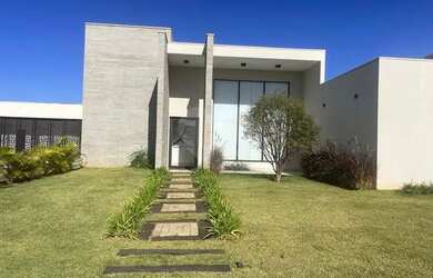 Imagem: A casa em condomínio possui 5 Dormitórios, 5 Banheiros, 4