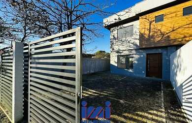 Imagem: A casa possui 4 Dormitórios, 3 Banheiros, 2 Vagas na garagem