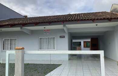 Imagem: A casa possui 3 Dormitórios, 2 Banheiros, 3 Vagas na garagem