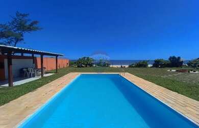 Imagem: A casa possui 3 Dormitórios, 3 Banheiros, 245m² de Área e