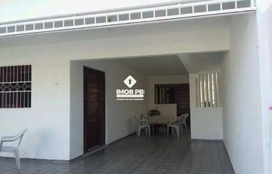 Imagem: A casa possui 5 Dormitórios, 3 Banheiros, 2 Vagas na garagem