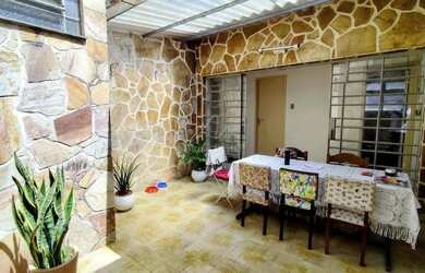 Imagem: O depósito possui 3 Vagas na garagem, 250m² de Área e está