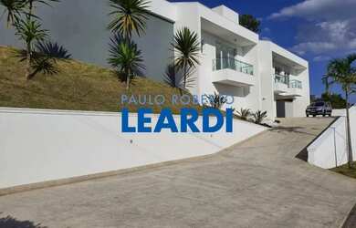 Imagem: A casa em condomínio possui 4 Dormitórios, 5 Banheiros, 5