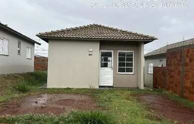 Imagem: A casa possui 2 Dormitórios, 1 Banheiro, 1 Vaga na garagem