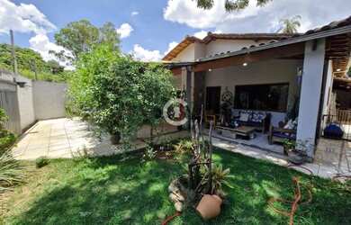 Imagem: A casa possui 3 Dormitórios, 2 Banheiros, 3 Vagas na garagem