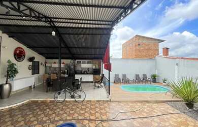 Imagem: A casa possui 3 Dormitórios, 3 Banheiros, 3 Vagas na garagem