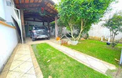 Imagem: A casa possui 3 Dormitórios, 2 Banheiros, 2 Vagas na garagem