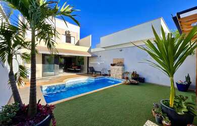 Imagem: A casa possui 3 Dormitórios, 3 Banheiros, 2 Vagas na garagem