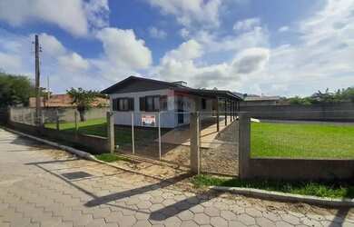 Imagem: A casa possui 2 Dormitórios, 1 Banheiro, 2 Vagas na garagem