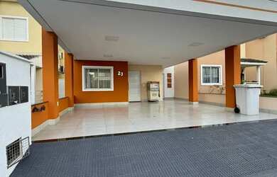 Imagem: A casa possui 3 Dormitórios, 2 Banheiros, 2 Vagas na garagem