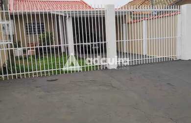 Imagem: A casa possui 4 Dormitórios, 2 Banheiros, 2 Vagas na garagem