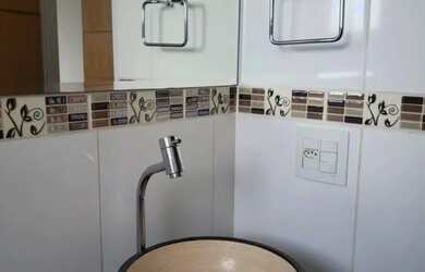 Imagem: O apartamento possui 2 Dormitórios, 1 Banheiro, 1 Vaga na garagem