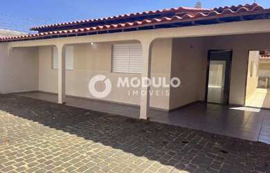 Imagem: A casa possui 3 Dormitórios, 3 Banheiros, 4 Vagas na garagem