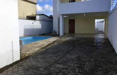 Imagem: A casa possui 4 Dormitórios, 3 Banheiros, 5 Vagas na garagem