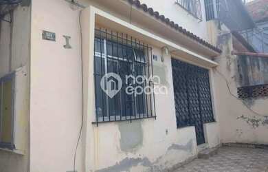 Imagem: A casa possui 4 Dormitórios, 5 Banheiros, 1 Vaga na garagem