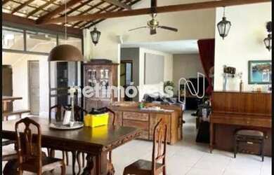 Imagem: A casa possui 4 Dormitórios, 3 Banheiros, 4 Vagas na garagem