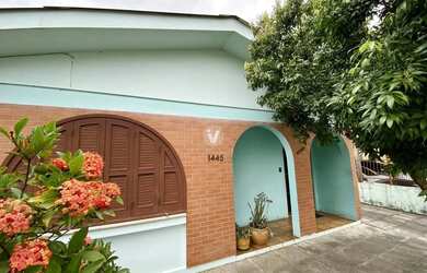 Imagem: A casa possui 3 Dormitórios, 2 Banheiros, 3 Vagas na garagem