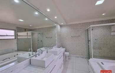 Imagem: A casa possui 4 Dormitórios, 3 Banheiros, 4 Vagas na garagem