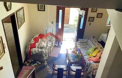 Imagem: A casa possui 4 Dormitórios, 5 Banheiros, 2 Vagas na garagem
