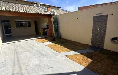 Imagem: A casa possui 2 Dormitórios, 1 Banheiro, 2 Vagas na garagem