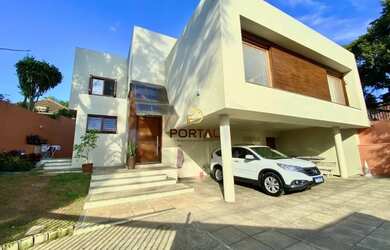 Imagem: A casa possui 4 Dormitórios, 1 Banheiro, 3 Vagas na garagem