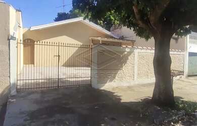 Imagem: A casa possui 3 Dormitórios, 2 Banheiros, 3 Vagas na garagem