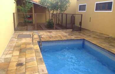 Imagem: A casa possui 4 Dormitórios, 3 Banheiros, 4 Vagas na garagem