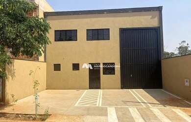 Imagem: O depósito à venda possui 3 Vagas na garagem e 140m² de Área