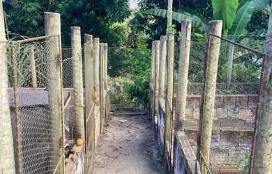 Imagem: A casa possui 3 Dormitórios, 2 Banheiros, 1 Vaga na garagem