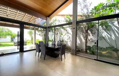 Imagem: A casa possui 3 Dormitórios, 4 Banheiros, 4 Vagas na garagem