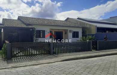 Imagem: A casa possui 3 Dormitórios, 2 Banheiros, 3 Vagas na garagem