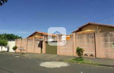 Imagem: A casa possui 3 Dormitórios, 1 Banheiro, 1 Vaga na garagem