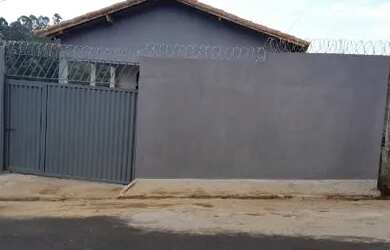 Imagem: A casa possui 3 Dormitórios, 1 Banheiro, 1 Vaga na garagem