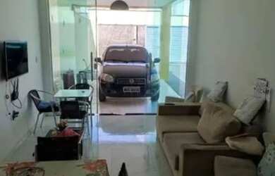 Imagem: A casa possui 3 Dormitórios, 1 Banheiro, 2 Vagas na garagem