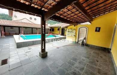 Imagem: A casa possui 4 Dormitórios, 4 Banheiros, 3 Vagas na garagem