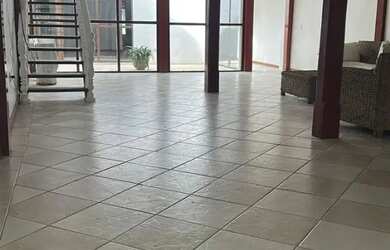 Imagem: A casa possui 3 Dormitórios, 3 Banheiros, 4 Vagas na garagem