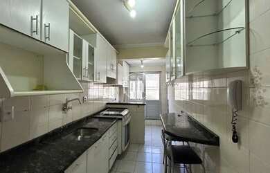 Imagem: O apartamento possui 2 Dormitórios, 1 Banheiro, 1 Vaga na garagem