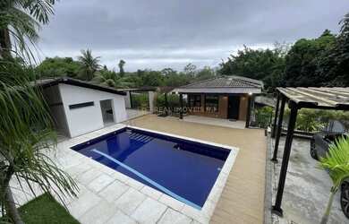 Imagem: A casa possui 4 Dormitórios, 5 Banheiros, 2 Vagas na garagem