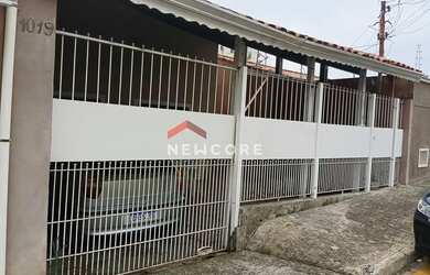 Imagem: A casa possui 5 Dormitórios, 4 Banheiros, 3 Vagas na garagem