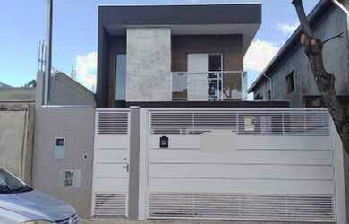 Imagem: A casa possui 3 Dormitórios, 3 Banheiros, 2 Vagas na garagem